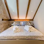 Luxury Petra In 400 Year Old Stone House Split