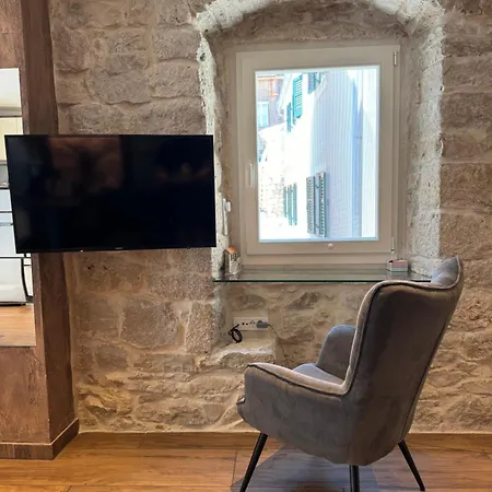 Luxury Petra In 400 Year Old Stone House 4+2 Appartement Split