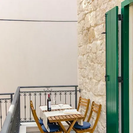 Apartmán Luxury Petra In 400 Year Old Stone House 4+2 *