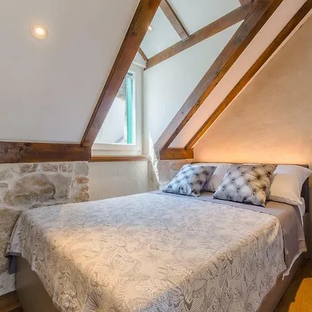 Apartmán Luxury Petra In 400 Year Old Stone House 4+2 *