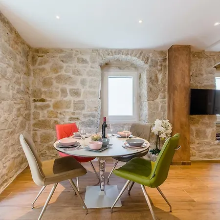 Luxury Petra In 400 Year Old Stone House 4+2 * Split