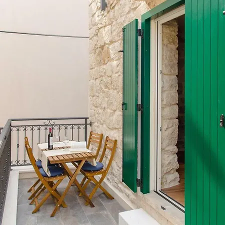 Apartmán Luxury Petra In 400 Year Old Stone House 4+2 *