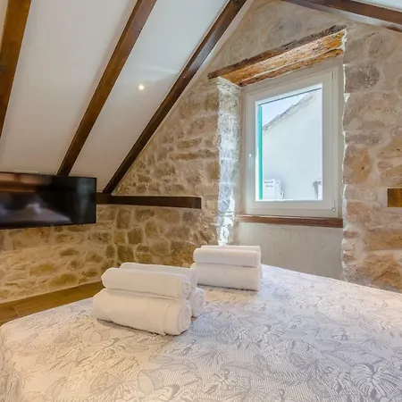 Apartment Petra In 400 Year Old Stone House *