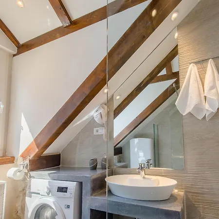 Luxury Petra In 400 Year Old Stone House 4+2 Appartement Split