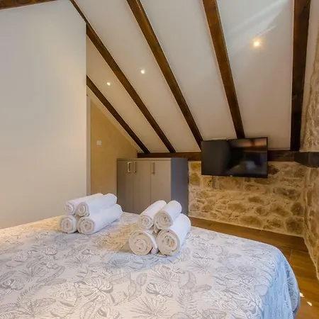 Luxury Petra In 400 Year Old Stone House Split