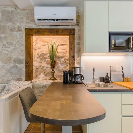 Luxury Petra In 400 Year Old Stone House 4+2 *