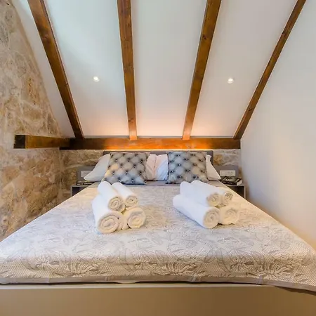 Luxury Petra In 400 Year Old Stone House 4+2 Split