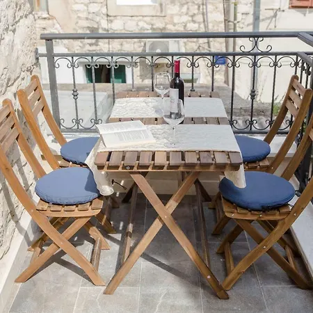 Apartment Luxury Petra In 400 Year Old Stone House 4+2 Split