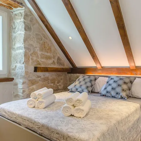 Luxury Petra In 400 Year Old Stone House Split
